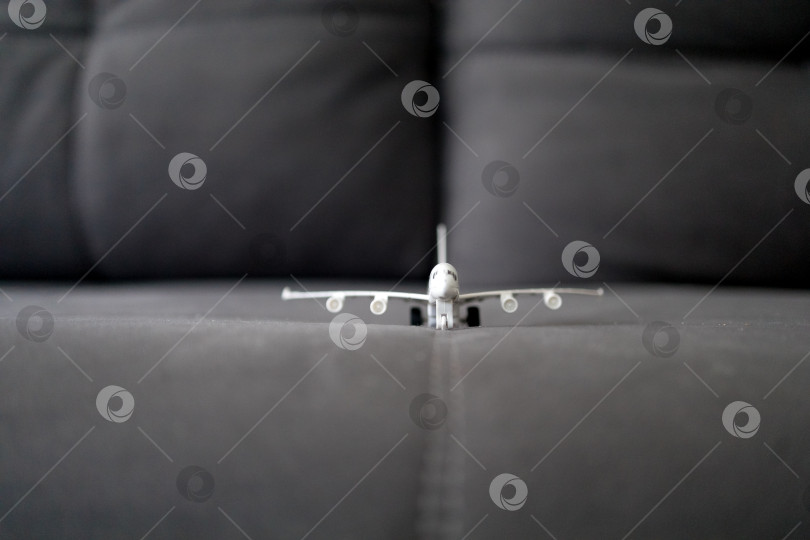 Скачать игрушечная модель самолета на диване фотосток Ozero