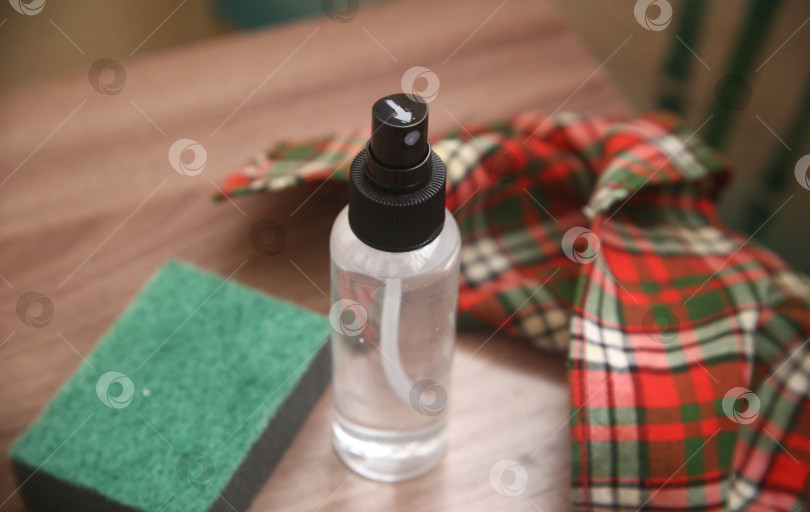 Скачать Средство для уборки, салфетка и поролоновая губка фотосток Ozero