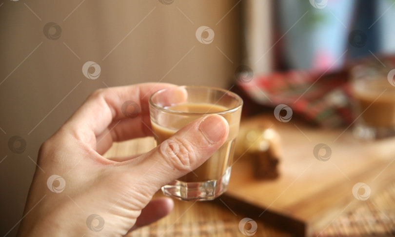 Скачать Кофейный ликер в руке фотосток Ozero