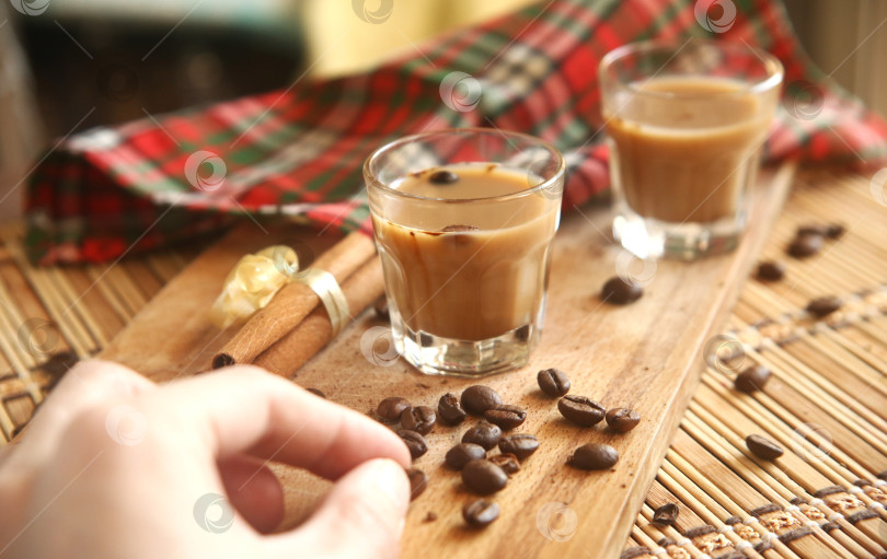 Скачать Кофейный ликер и зёрна фотосток Ozero