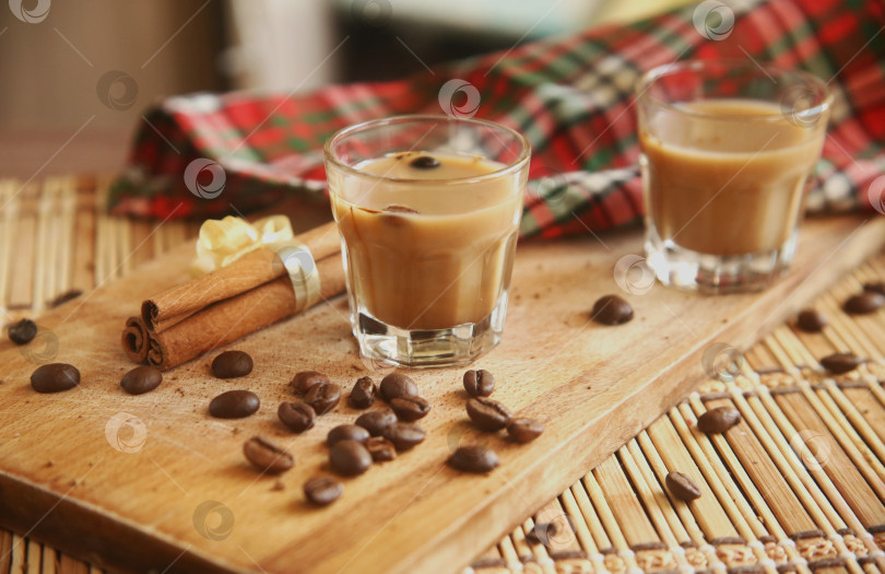 Скачать Ликер алкогольный кофейный с корицей фотосток Ozero