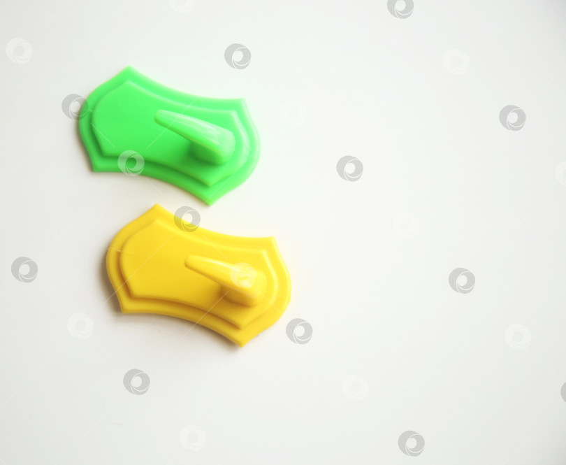 Скачать Жёлтый и зеленый крючки для полотенец фотосток Ozero