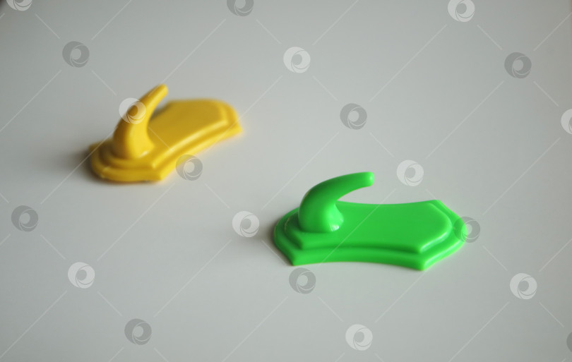 Скачать Жёлтый и зеленый крючки для полотенец на столе фотосток Ozero