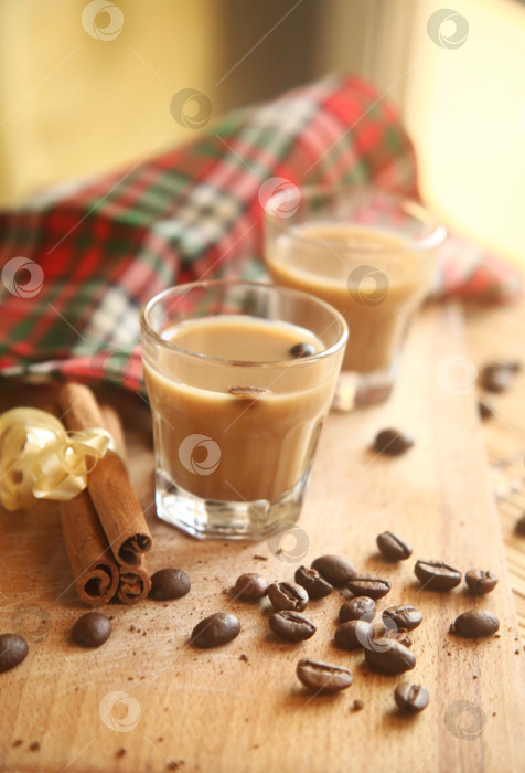 Скачать Ликер кофейный с корицей фотосток Ozero