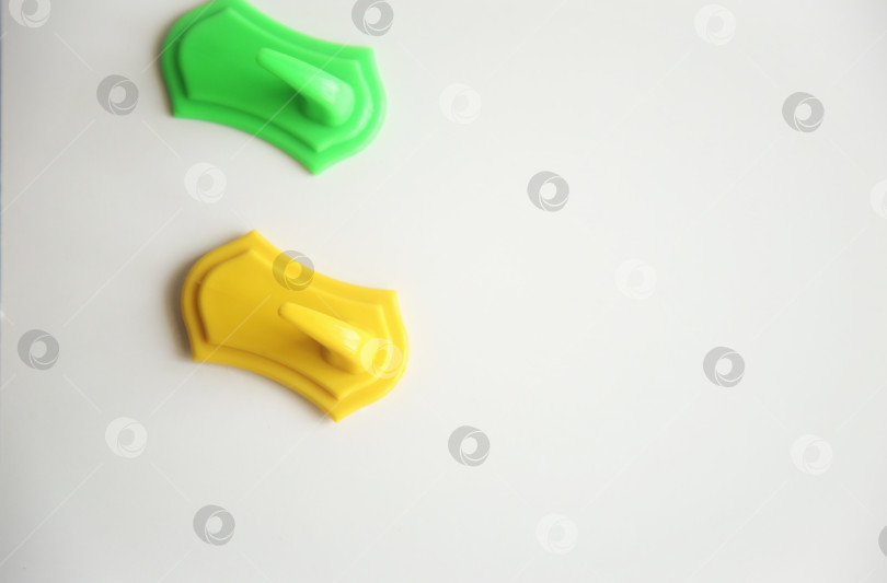 Скачать Жёлтый и зеленый крючки для полотенец на столе фотосток Ozero