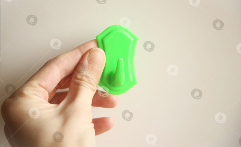 Скачать Жёлтый и зеленый крючки для полотенец на столе. Изолирован на белом фотосток Ozero