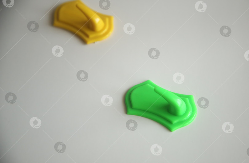 Скачать Жёлтый и зеленый крючки для полотенец на столе фотосток Ozero