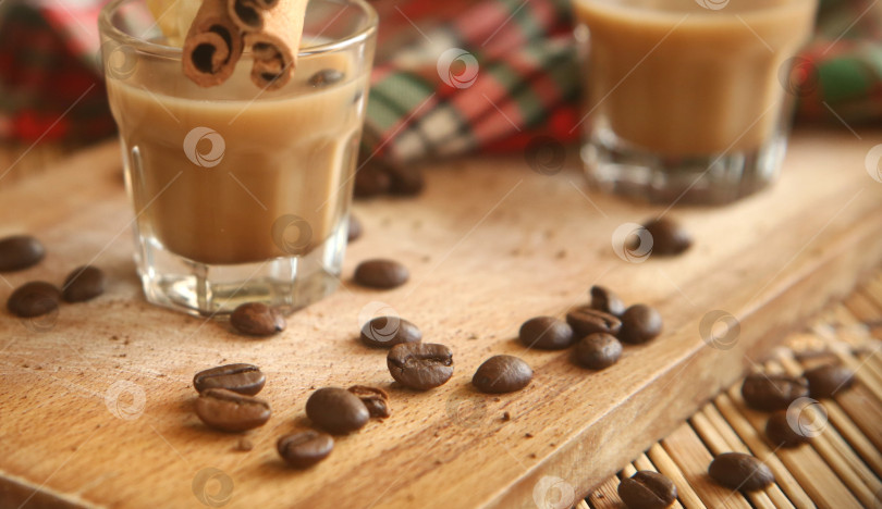 Скачать Напиток кофейный ликер алкогольный с корицей и зернами крупно фотосток Ozero