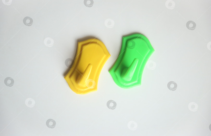 Скачать Жёлтый и зеленый крючки для полотенец фотосток Ozero