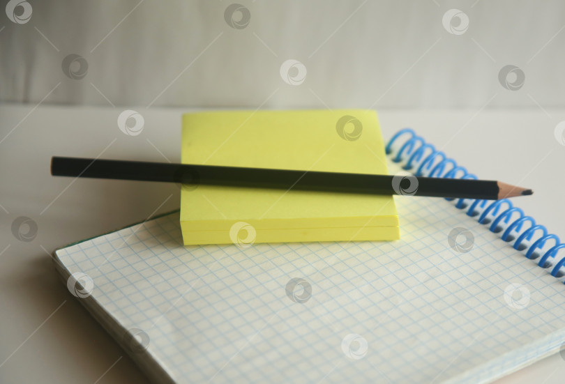 Скачать Блокнот в клетку, карандаш и стикер фотосток Ozero