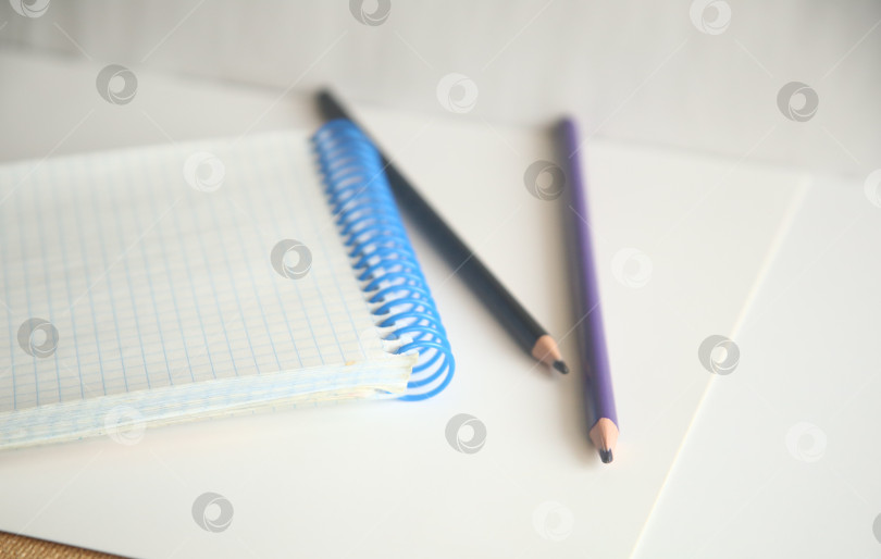 Скачать Блокнот в клетку на пружине и карандаши фотосток Ozero