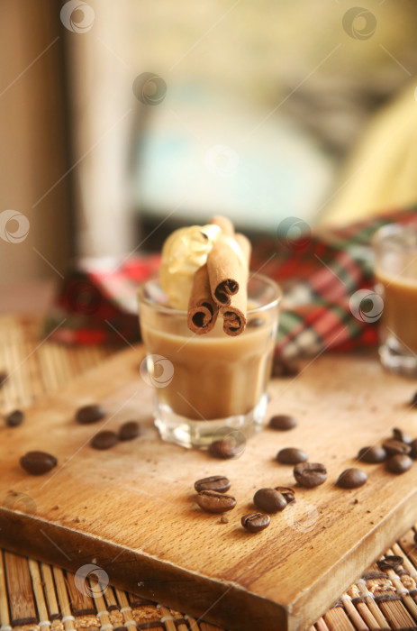 Скачать Напиток кофейный ликер алкогольный с корицей фотосток Ozero