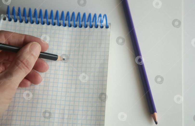 Скачать Женщина пишет карандашом фотосток Ozero