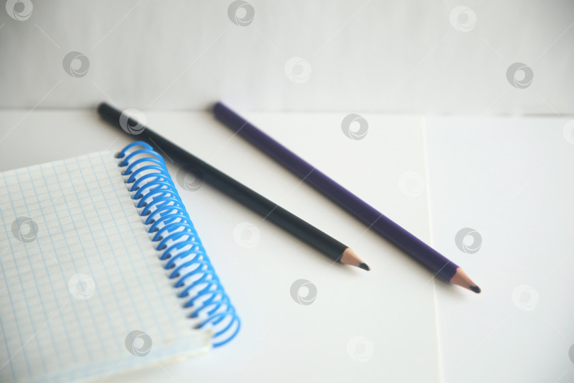 Скачать Блокнот на пружине и карандаши на белом фотосток Ozero