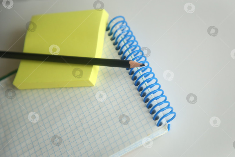 Скачать Блокнот в клетку на пружине, стикер и карандаши фотосток Ozero