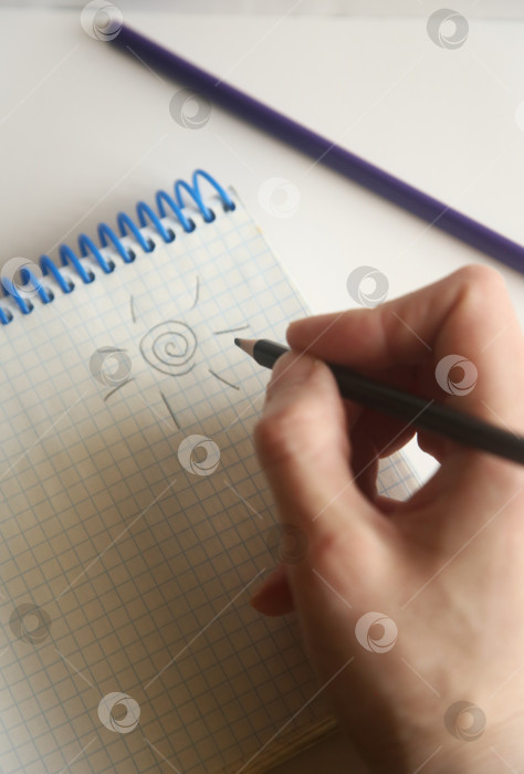 Скачать Женщина рисует карандашом фотосток Ozero