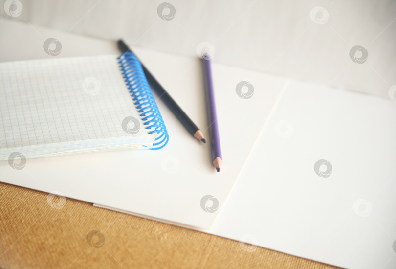 Скачать Блокнот в клетку с карандашами фотосток Ozero