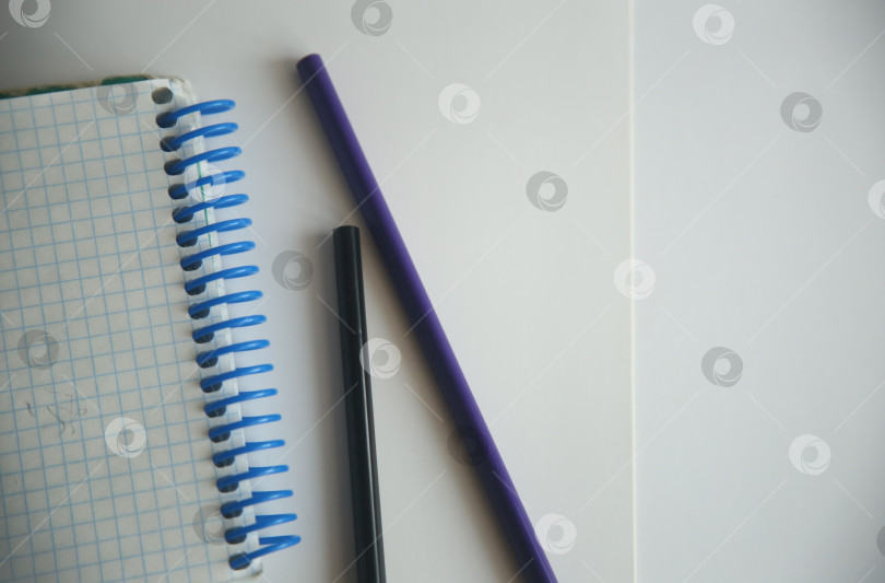 Скачать Блокнот в клетку на пружине и карандаши, вид сверху фотосток Ozero
