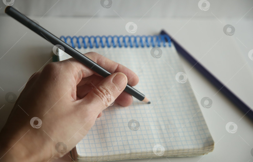 Скачать Женщина пишет карандашом фотосток Ozero