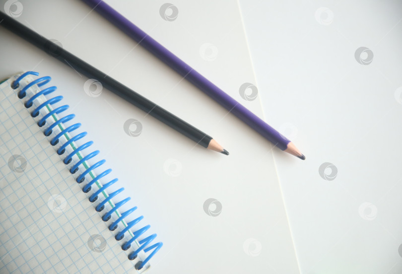 Скачать Блокнот на пружине и карандаши на столе, крупный план фотосток Ozero