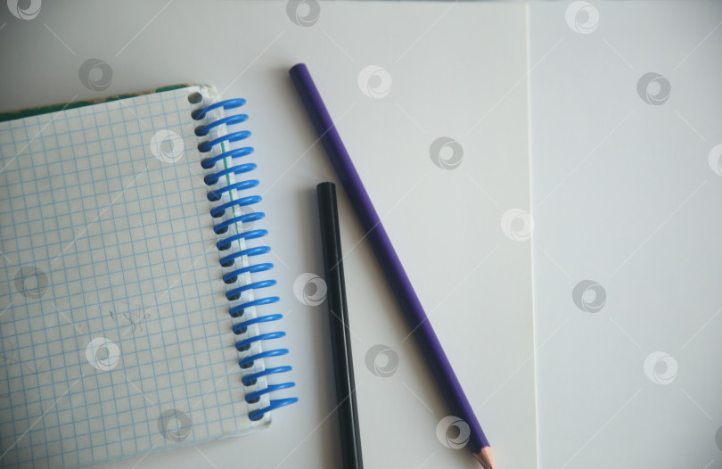 Скачать Блокнот на пружине и карандаши на столе, вид сверху фотосток Ozero
