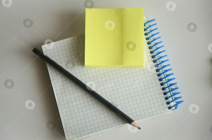 Скачать Блокнот, карандаш и стикеры фотосток Ozero