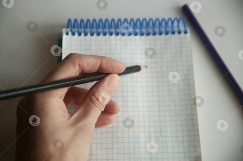 Скачать Женская рука пишет карандашом фотосток Ozero