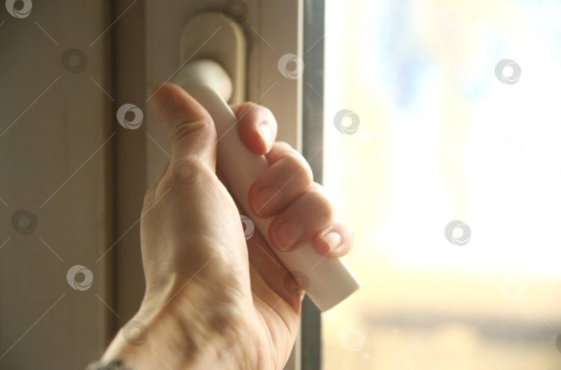 Скачать Рука держится за ручку окна фотосток Ozero