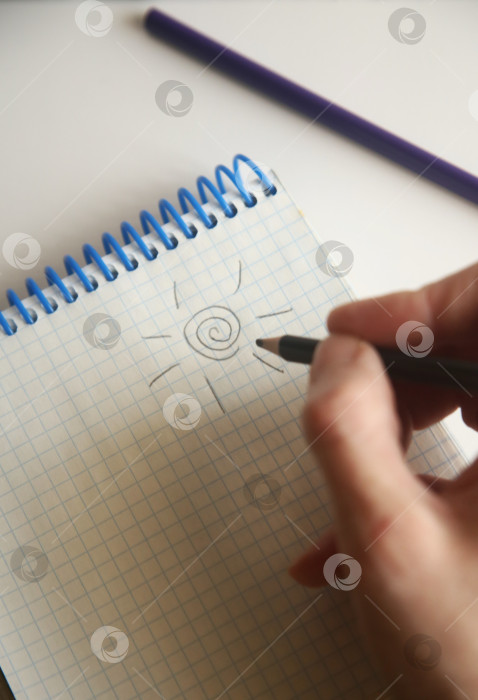 Скачать Женщина рисует карандашом в блокноте фотосток Ozero