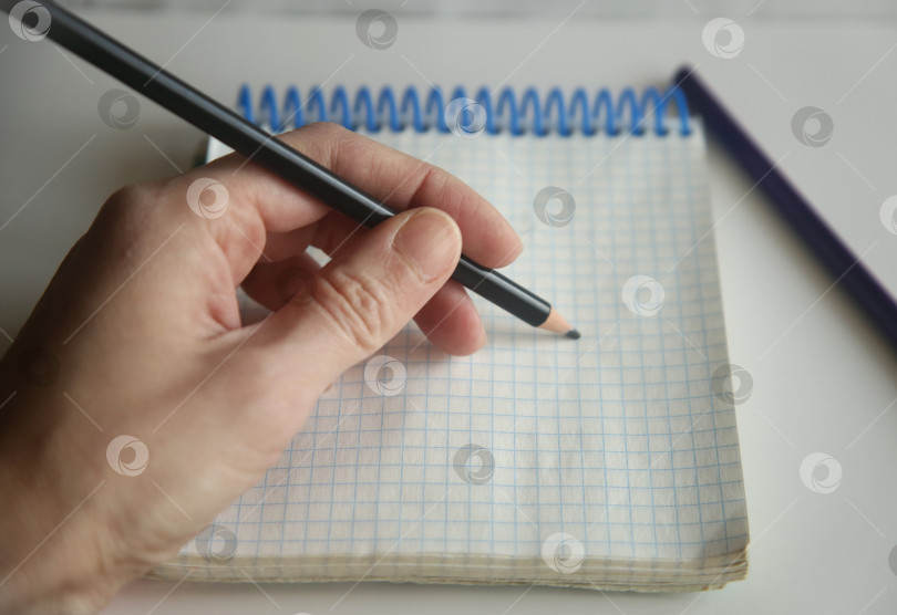 Скачать Женщина пишет карандашом фотосток Ozero