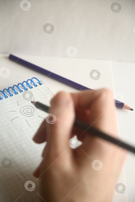 Скачать Женщина рисует карандашом фотосток Ozero