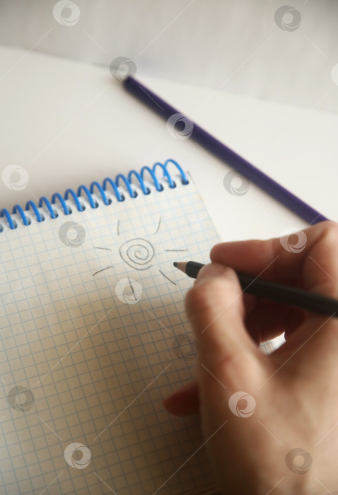 Скачать Женщина пишет карандашом фотосток Ozero