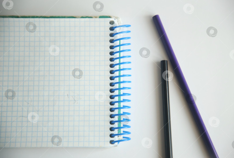 Скачать Школьные атрибуты карандаши и блокнот, вид сверху фотосток Ozero