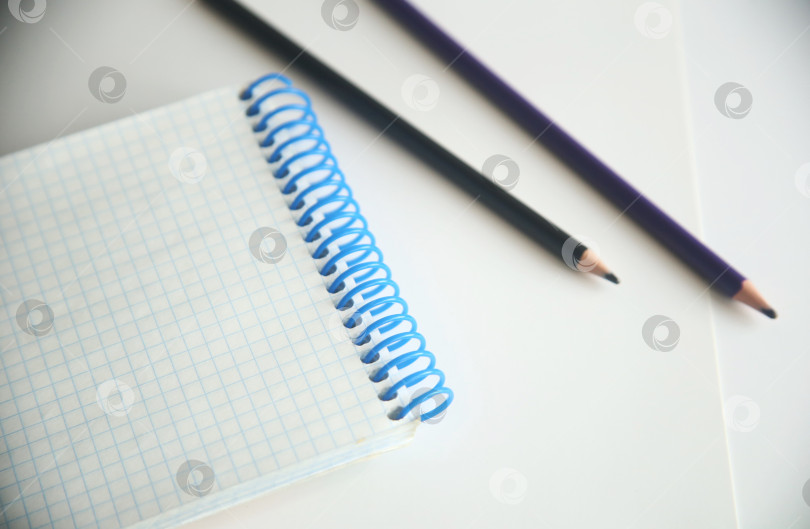 Скачать Школьные атрибуты карандаши и блокнот в клетку фотосток Ozero