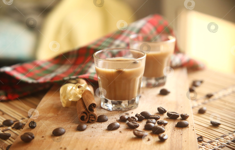Скачать Напиток кофейный ликер алкогольный с корицей и зернами фотосток Ozero