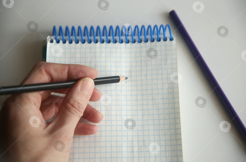 Скачать Женщина пишет карандашом в блокноте фотосток Ozero