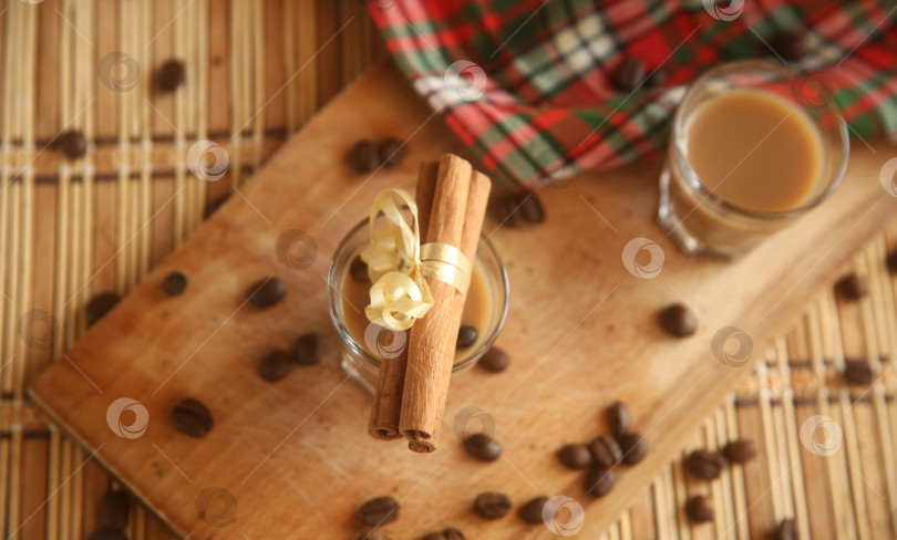 Скачать Напиток кофейный ликер алкогольный с корицей на деревянной доске фотосток Ozero