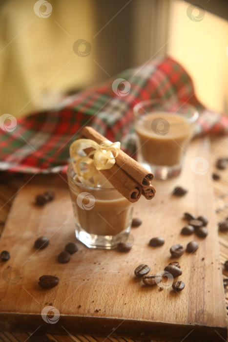 Скачать Напиток кофейный ликер алкогольный с корицей и зернами фотосток Ozero