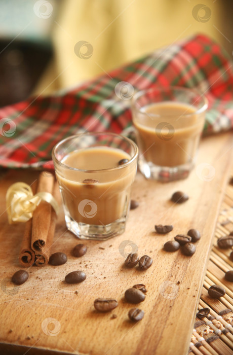 Скачать Напиток кофейный ликер алкогольный с корицей и зернами фотосток Ozero