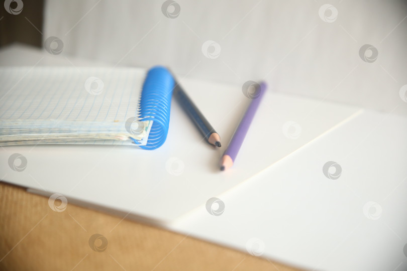 Скачать Школьные атрибуты карандаши и блокнот крупным планом фотосток Ozero