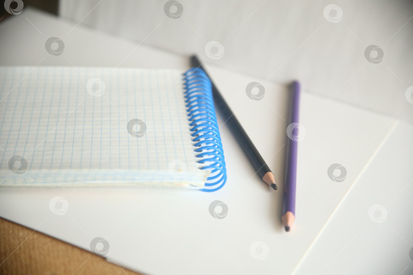 Скачать Школьные атрибуты карандаши и блокнот фотосток Ozero