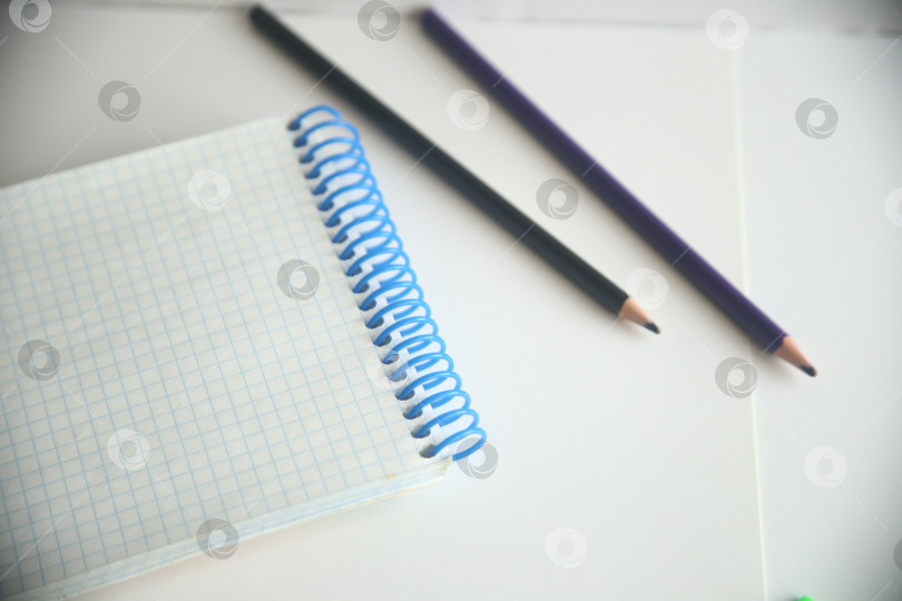 Скачать Школьные атрибуты карандаши и блокнот в клетку, крупный план фотосток Ozero