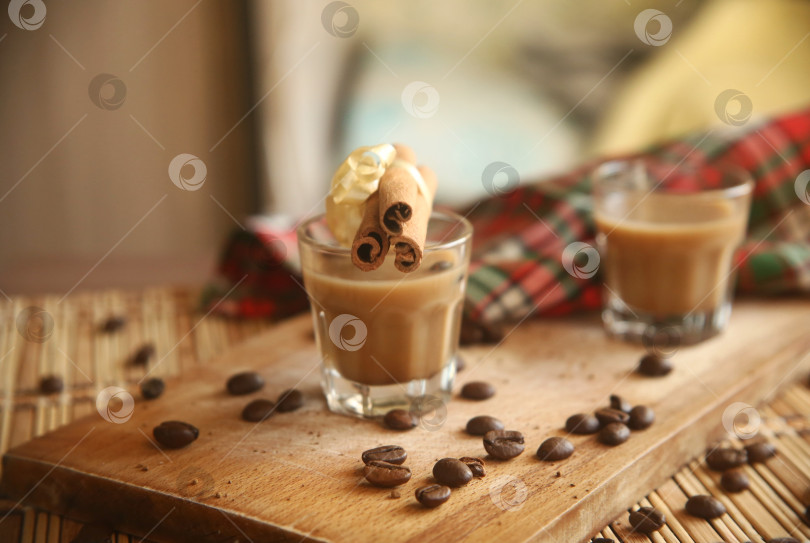 Скачать Напиток кофейный ликер алкогольный с корицей на доске фотосток Ozero