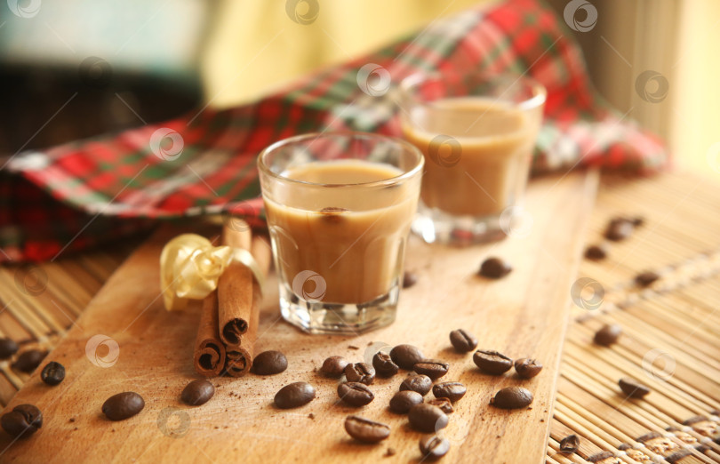 Скачать Напиток кофейный ликер алкогольный с корицей фотосток Ozero