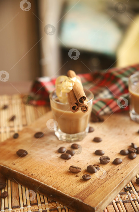 Скачать Напиток кофейный ликер алкогольный с корицей в рюмке фотосток Ozero