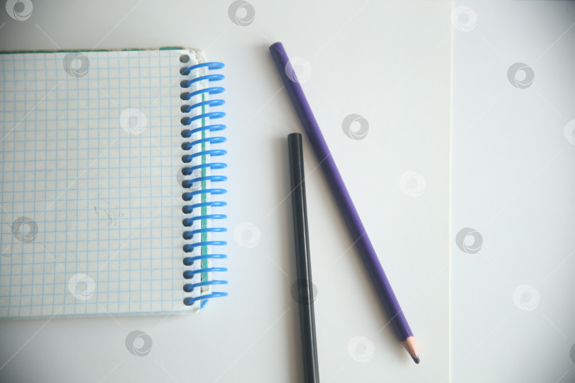 Скачать Школьные атрибуты карандаши и блокнот фотосток Ozero