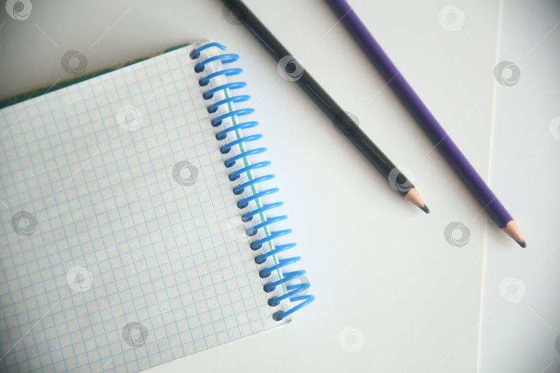 Скачать Школьные атрибуты карандаши и блокнот фотосток Ozero