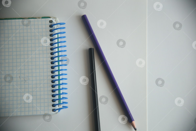 Скачать Школьные атрибуты карандаши и блокнот фотосток Ozero
