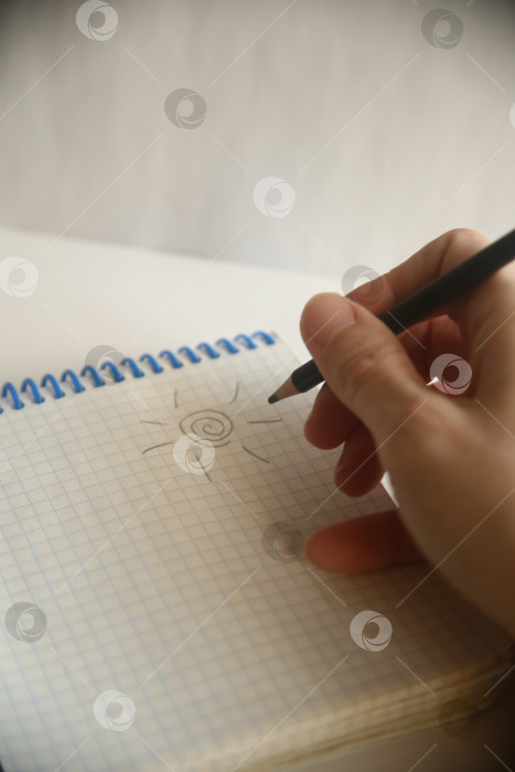 Скачать Женщина пишет карандашом в блокноте фотосток Ozero