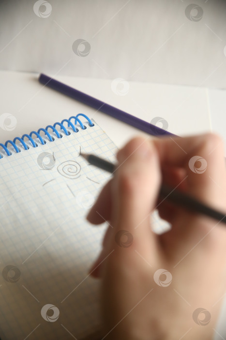 Скачать Женщина рисует карандашом в блокноте солнце фотосток Ozero